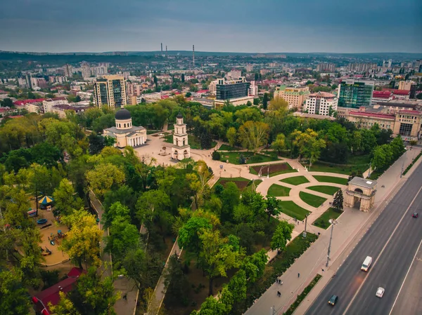 Vista aérea del dron de la Iglesia Ortodoxa Moldava en el Ch Central —  Fotos de Stock