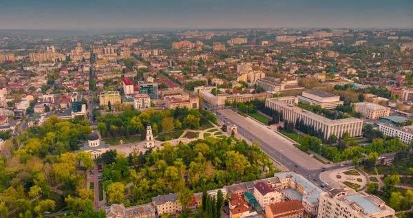 Łuk Triumfalny w Kiszyniowie i budynek rządowy w centrum Chisi — Zdjęcie stockowe