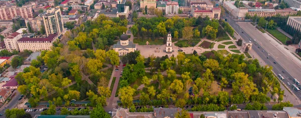 Chisinau Triumphal Arch and Government building in central Chisi — Stock Photo, Image