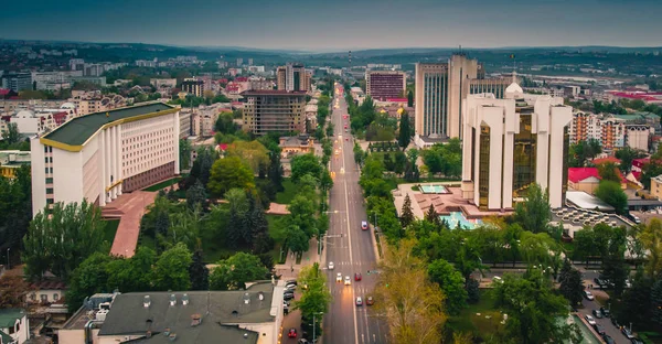 Chisinau City'de merkezin havadan çekilmiş fotoğrafı. Başkanlık Sarayı ve 