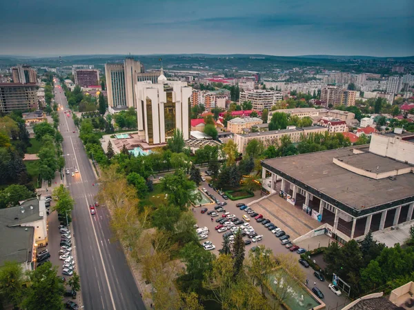 Повітряний постріл центру в Кишиневі. Президентський палац та — стокове фото