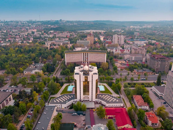 Chisinau City'de merkezin havadan çekilmiş fotoğrafı. Başkanlık Sarayı ve — Stok fotoğraf