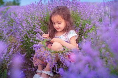 güzel bir küçük kız bir lavanta taç yapar