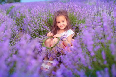 güzel bir küçük kız bir lavanta taç yapar