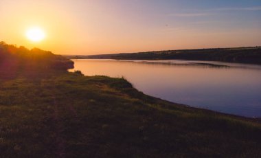 Ülkede bir gölün kenarında gün batımı, Moldova, 2019