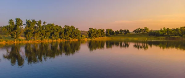 Ülkede bir gölün kenarında gün batımı, Moldova, 2019 — Stok fotoğraf