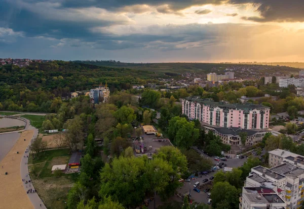Панорамний постріл по місту Кишинів з Валаром парк. — стокове фото