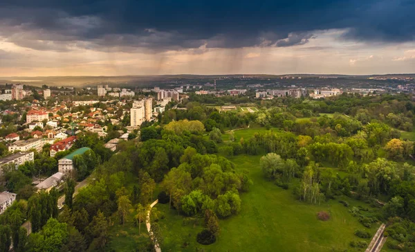 Lotnicze panoramiczne ujęcie miasta Kiszyniowa z Valea Morilor Park. — Zdjęcie stockowe