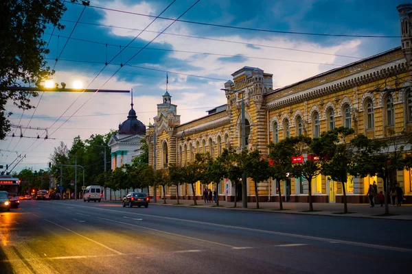 Ratusz miejski budynek ulicy w niebieskiej godziny w Kiszyniowie, — Zdjęcie stockowe