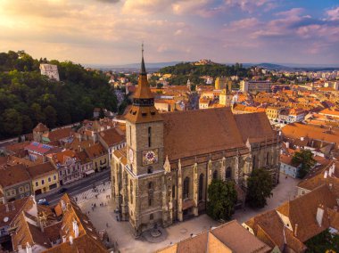 Arka tarafta siyah katedral ve dağ ile Brasov şehir manzarası 