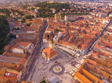 Eski şehrin merkezi meydanı. Brasov. Transilvanya, 2019. 