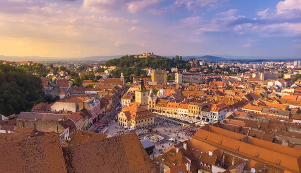 Eski şehrin merkezi meydanı. Brasov. Transilvanya, 2019. 