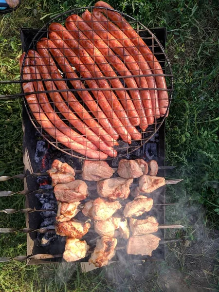 Barbecue sur le gril. Vue du dessus — Photo