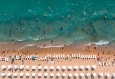 Güzel c Yüzme turist ile kumlu plaj havadan görünümü