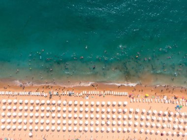 Güzel c Yüzme turist ile kumlu plaj havadan görünümü