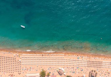 Güzel c Yüzme turist ile kumlu plaj havadan görünümü