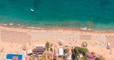 Güzel c Yüzme turist ile kumlu plaj havadan görünümü