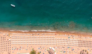 Güzel c Yüzme turist ile kumlu plaj havadan görünümü