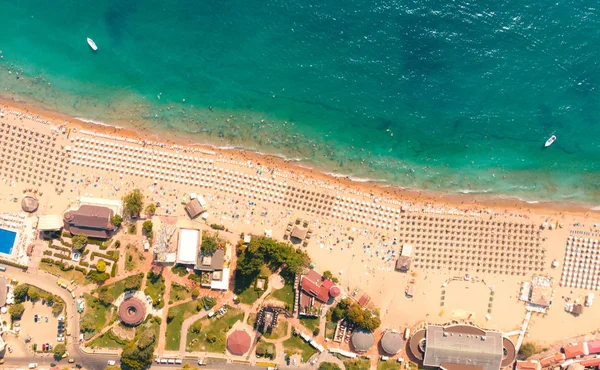 Вид с воздуха на песчаный пляж с туристами, купающимися в красивом c — стоковое фото