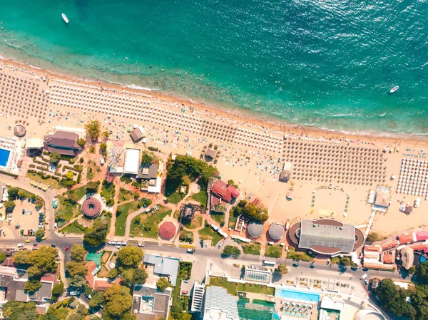 Вид с воздуха на песчаный пляж с туристами, купающимися в красивом c — стоковое фото
