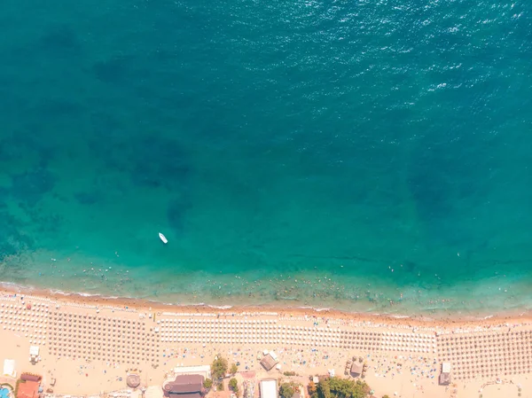 Aerial view of sandy beach with tourists swimming in beautiful c — Stock Photo, Image