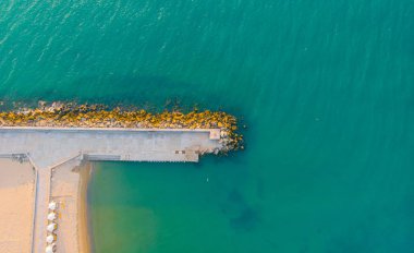 Varna, Bulgaristan üzerinde deniz ve sahil havadan drone görünümü. Üst vi
