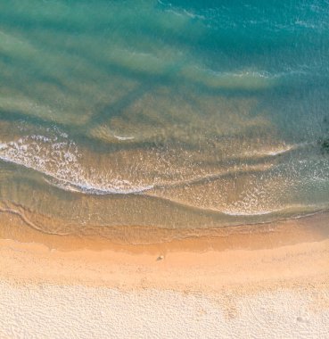 Varna, Bulgaristan üzerinde deniz ve sahil havadan drone görünümü. Üst vi