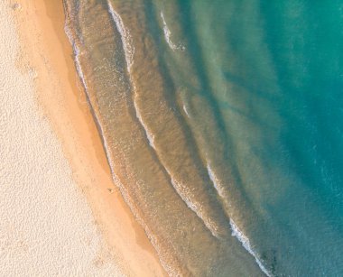 Varna, Bulgaristan üzerinde deniz ve sahil havadan drone görünümü. Üst vi