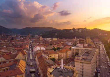 Brasov şehir manzarası, ortaçağ arşına panoramik ve havadan bakiş