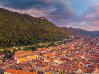 Brasov şehir manzarası, ortaçağ arşına panoramik ve havadan bakiş