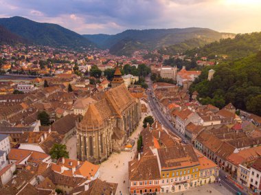 Brasov şehir manzarası, ortaçağ arşına panoramik ve havadan bakiş