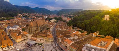 Brasov şehir manzarası, ortaçağ arşına panoramik ve havadan bakiş