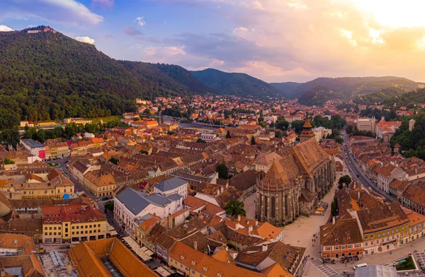 Brasov şehir manzarası, ortaçağ arşına panoramik ve havadan bakiş