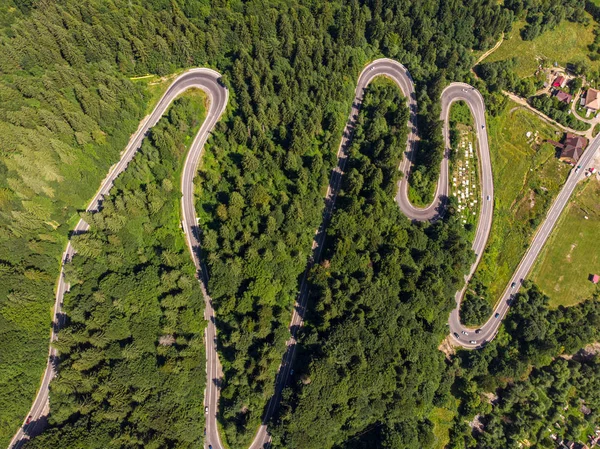 Route de montagne vue aérienne. Les Carpates roumains, 2019 — Photo