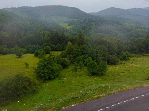 Mountain Road luchtfoto. De Roemeense Karpaten, 2019 — Stockfoto