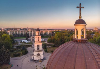 CHISINAU, MOLDOVA 2020. Chisinau-Moldova 'daki İsa' nın Doğumu Katedrali 'nin çan kulesi. Hava görünümü