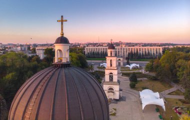 CHISINAU, MOLDOVA 2020. Chisinau-Moldova 'daki İsa' nın Doğumu Katedrali 'nin çan kulesi. Hava görünümü