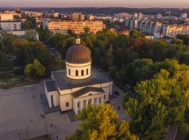 CHISINAU, MOLDOVA 2020. Chisinau-Moldova 'daki İsa' nın Doğumu Katedrali 'nin çan kulesi. Hava görünümü