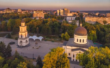 CHISINAU, MOLDOVA 2020. Chisinau-Moldova 'daki İsa' nın Doğumu Katedrali 'nin çan kulesi. Hava görünümü