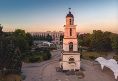 CHISINAU, MOLDOVA 2020. Chisinau-Moldova 'daki İsa' nın Doğumu Katedrali 'nin çan kulesi. Hava görünümü