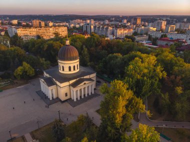 CHISINAU, MOLDOVA 2020. Chisinau-Moldova 'daki İsa' nın Doğumu Katedrali 'nin çan kulesi. Hava görünümü