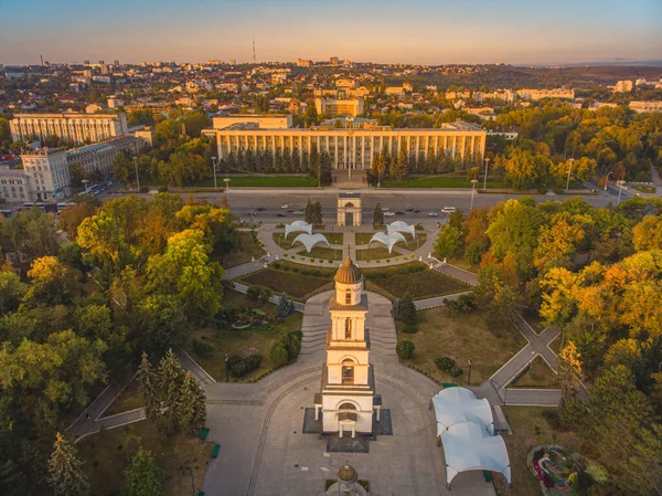 Chisinau 'daki Zafer Kemeri ve Hükümet Binası - Moldova 2020. Hava görünümü