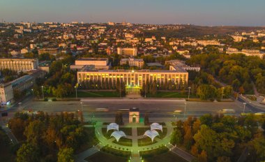 Chisinau, Moldova 'daki Zafer Başı ve Hükümet Binası, 2020. Hava görünümü
