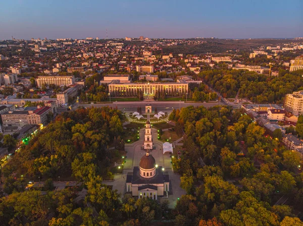 Chisinau, Moldova 'daki Zafer Başı ve Hükümet Binası, 2020. Hava görünümü