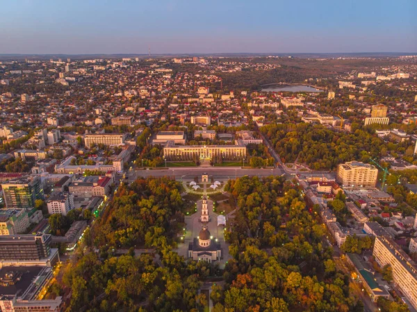 Chisinau, Moldova 'daki Zafer Başı ve Hükümet Binası, 2020. Hava görünümü