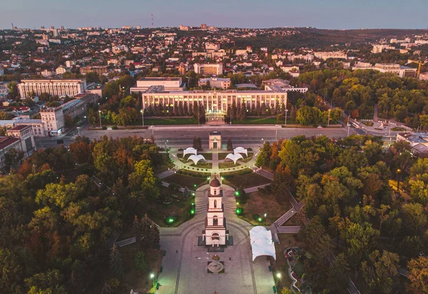 Chisinau, Moldova 'daki Zafer Başı ve Hükümet Binası, 2020. Hava görünümü