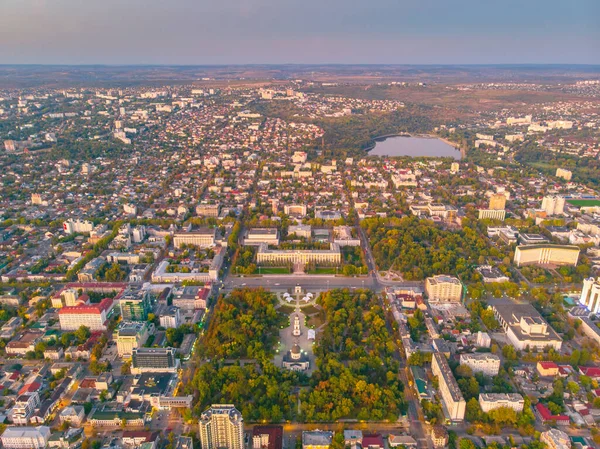 Chisinau, Moldova 'daki Zafer Başı ve Hükümet Binası, 2020. Hava görünümü