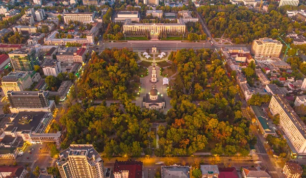 Chisinau, Moldova 'daki Zafer Başı ve Hükümet Binası, 2020. Hava görünümü