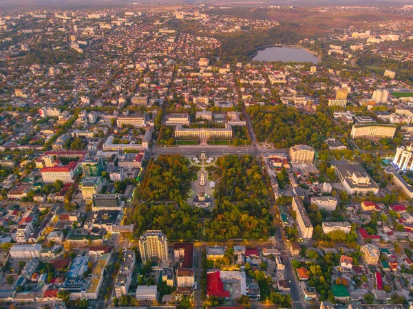 Chisinau, Moldova 'daki Zafer Başı ve Hükümet Binası, 2020. Hava görünümü