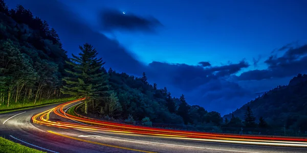 Faróis Viajante Dirigindo Pelo Great Smoky Mountains National Park Amanhecer — Fotografia de Stock